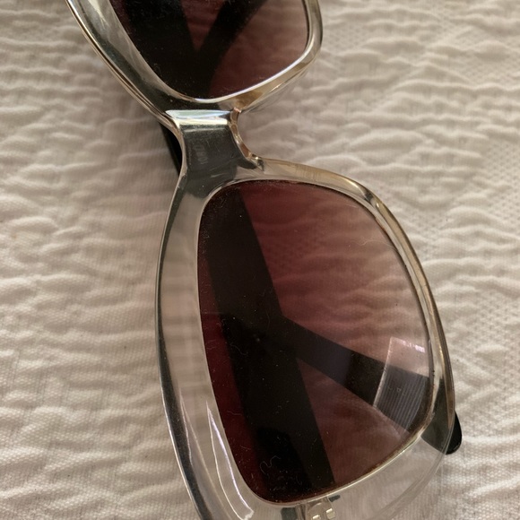 😎 Retro Style Sunglasses - Picture 3 of 4